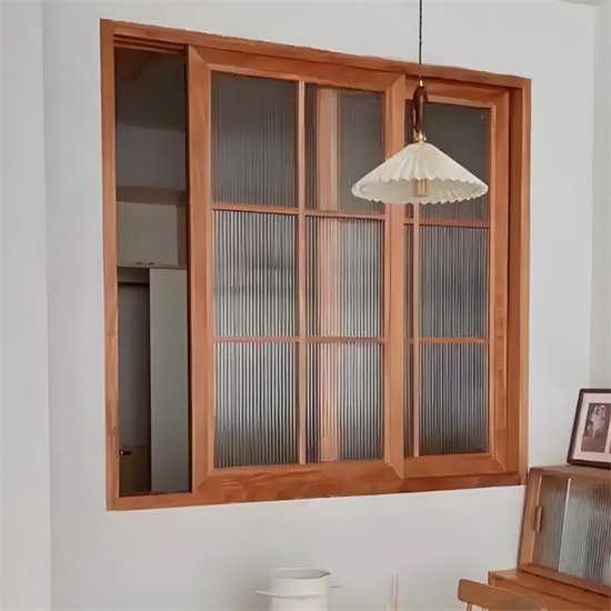 铝合金塑钢实木门窗材质对比及适用场景分析(图2) 门窗材质选择指南:铝合金、塑钢、实木的性能对比与应用场景