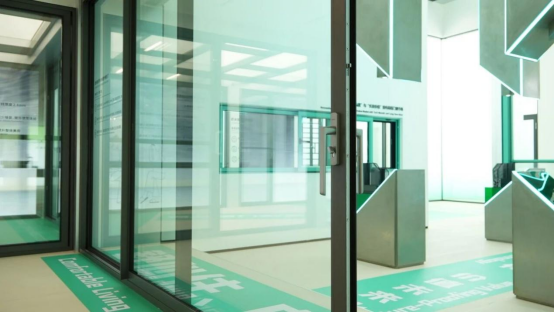 给家戴上无框眼镜丨住向Omega重型提升门，静享高清四季!