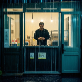 台风天门窗漏水成筛子,奶茶店老板加固门窗成功抵御风雨(图1) 台风天中国门窗知名品牌社死现场:奶茶店老板的防漏雨骚操作